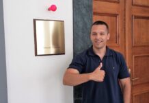 Ο Κασιδιάρης φωτογραφίζεται με κόκκινο λαμπάκι μέσα στη Βουλή