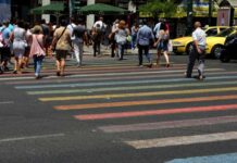 Oι διαβάσεις πεζών στο Σύνταγμα βάφτηκαν στα χρώματα του Athens Pride