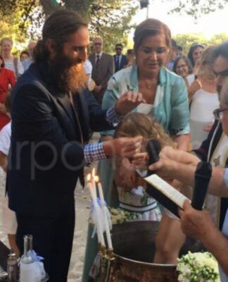 Χανιά: Βάφτιση υπερπαραγωγή με νονά την Ντόρα Μπακογιάννη – Τα χαμόγελα ευτυχίας
