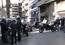 Εξάρχεια: Κουκουλοφόροι με καλάσνικοφ λήστεψαν μεζεδοπωλείο