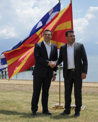 Α-συμφωνία για το κείμενο υπέρ της συμφωνίας των Πρεσπών – Ποιοι διαψεύδουν ότι υπέγραψαν