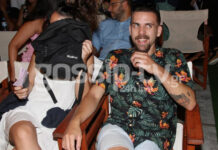 Είδε τον φωτογράφο και έκρυψε το πρόσωπό της με την τσάντα της