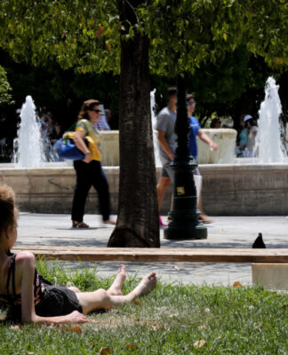 Καιρός: Έρχεται καύσωνας και 40αρια. Πώς θα προφυλαχθείτε από θερμοπληξία