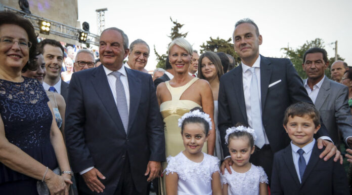 Κουμπάρος ο Κώστας Καραμανλής – Πάντρεψε τον δήμαρχο Γλυφάδας