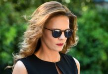 Η Εφη Αχτσιόγλου με μαύρο σινιέ σύνολο και κόκκινο κραγιόν για τις φονικές φωτιές