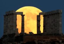 Δεν είναι φωτομοντάζ. Στιγμές αληθινής μαγείας από το "ματωμένο φεγγάρι" στην Ελλάδα και τον κόσμο.