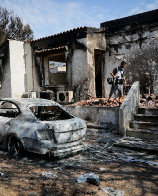 Τα μισά κτίσματα με ζημιές ή κατεδαφιστέα από τη φονική πυρκαγιά στην Ανατολική Αττική