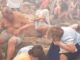 Νέο βίντεο από το Μάτι: Μικροί και μεγάλοι στα βράχια προσπαθούν να αναπνεύσουν