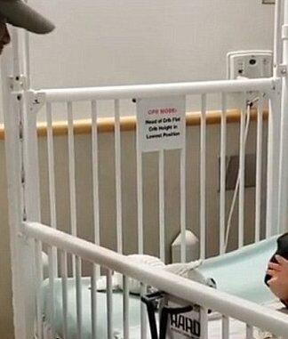 Μπαμπάς χορεύει για τον ενός έτους γιο του και το τέλος του πρώτου κύκλου χημειοθεραπείας του