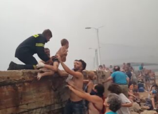 Φωτιά στο Μάτι: Η στιγμή που πυροσβέστες διασώζουν παιδιά με εγκαύματα και αναπνευστικά