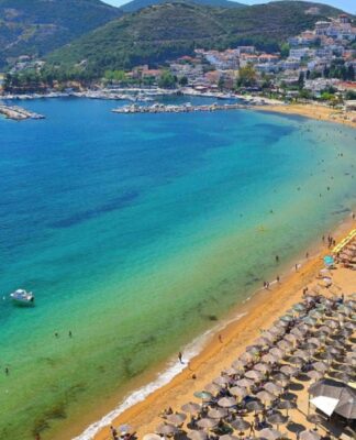 Χαλκιδική: Καμία δίοδος προς τη θάλασσα για 1 χλμ με «ιδιωτικές» παραλίες