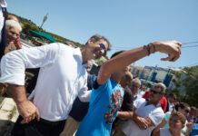 Μητσοτάκης: Selfie, χαμόγελα και επίθεση σε Τσίπρα – Καμμένο. "Παρέδωσαν μακεδονική γλώσσα και εθνότητα"