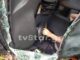 Ευρυτανία: Εικόνες που κόβουν την ανάσα – Η στιγμή που εγκλωβισμένος οδηγός περιμένει βοήθεια σε γκρεμό