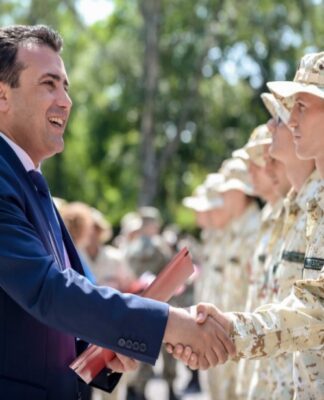 Ασυγκράτητος ο Ζάεφ. Καλωσορίζει τους στρατιώτες του… στο ΝΑΤΟ και την "Μακεδονία". Πουθενά το "Βόρεια" από τη νέα ονομασία.