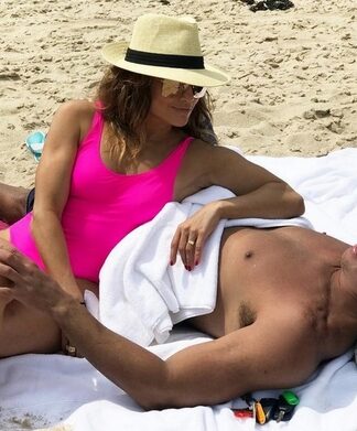 Jennifer Lopez:Με φούξια μαγιό και τον σύντροφό της
