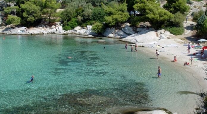 Η πανέμορφη μικρή εξωτική παραλία στο δεύτερο πόδι της Χαλκιδικής που ξετρελαίνει Έλληνες και ξένους