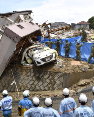 Τραγωδία χωρίς τέλος στην Ιαπωνία: 141 οι νεκροί από την κακοκαιρία – video