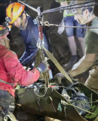 Ταϊλάνδη: Συγκλονιστικές εικόνες μέσα από το σπήλαιο. "Κοιμισμένα" παιδιά πάνω στα φορεία