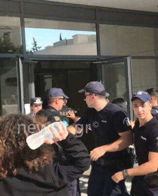 Δώρα Ζέμπερη: Νέες εικόνες ντροπής στο δικαστήριο – Βρισιές, απειλές και κατάρες – Video