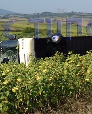 Δράμα: Οι πρώτες εικόνες μετά την ανατροπή λεωφορείου των ΚΤΕΛ – Σε νοσοκομεία οι 14 τραυματίες