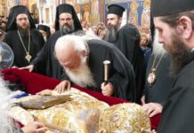 Λάρισα: Η εξόδιος ακολουθία για τον μακαριστό μητροπολίτη Ιγνάτιο – Συγκίνηση στην κατάμεστη εκκλησία – video