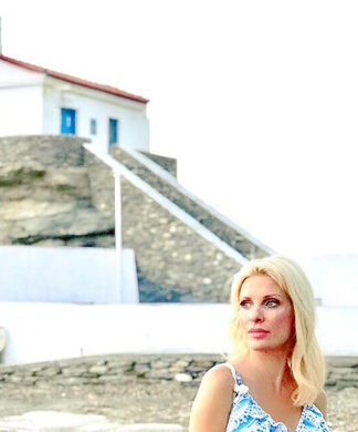 Η Ελένη Μενεγάκη στην Παναγιά Θαλασσινή της Άνδρου