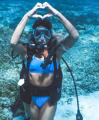 Ελληνίδα τραγουδίστρια κάνει scuba diving