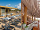 Σε αυτό το ελληνικό beach bar όταν φυσάει η οροφή του μετατρέπεται σε κάτι μαγικό