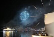 Πάρος: Μαγικές εικόνες στο λιμάνι – Η άφιξη του πλοίου και η υποδοχή με βεγγαλικά