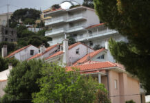 Προσοχή. Μεγάλη παγίδα. Βγείτε οπωσδήποτε στο μπαλκόνι ή στην αυλή.