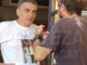 Ο Τσακαλώτος φόρεσε μπλουζάκι με τον ίδιο και την Σκάρλετ Γιόχανσον ως ζευγάρι