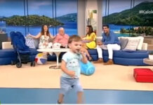 Απολαυστικό στιγμιότυπο! Ο Κώστας Βουτσάς δίνει συνέντευξη και o γιος του, Φοίβος παίζει