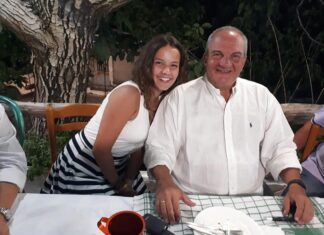 Λευκάδα: Χαλαροί και μαυρισμένοι στις διακοπές ο Κώστας Καραμανλής και η Νατάσα Παζαΐτη