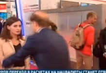 Ρωσία: Δημοσιογράφος λιποθύμησε on air. – Έσπευσε να την βοηθήσει ο υπουργός βιομηχανίας – video