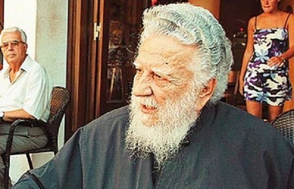 "Έφυγε" από τη ζωή ο ιερέας που τέλεσε την κηδεία του Καζαντζάκη, παρά την απαγόρευση της Εκκλησίας