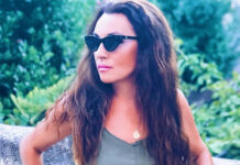 Η Πόπη Μαλλιωτάκη ποζάρει topless στην παραλία κι «αναστατώνει»