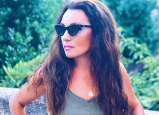 Η Πόπη Μαλλιωτάκη ποζάρει topless στην παραλία κι «αναστατώνει»