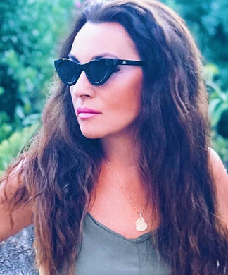 Η Πόπη Μαλλιωτάκη ποζάρει topless στην παραλία κι «αναστατώνει»