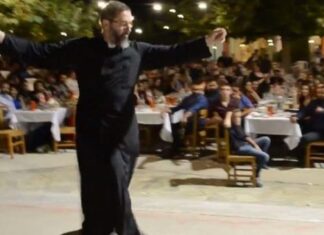 Kρητικός ιερέας χορεύει Ανωγειανό πηδηχτό και αποθεώνεται