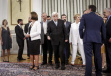 Αμηχανία και… συμπάθεια. Ορκίστηκαν τα νέα μέλη της κυβέρνησης – Όλο το παρασκήνιο