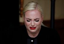 Τζον Μακέιν: «Έσπασε» η κόρη του. Με δάκρυα στα μάτια πάνω στο φέρετρό του – video, pics