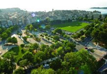 Η μεγαλύτερη πλατεία των Βαλκανίων αλλά και η 27η παγκοσμίως βρίσκεται σε ένα Ελληνικό νησί