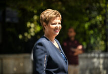 Ορκωμοσία: Στα μουσταρδί η Παπακώστα, στα μπλε Γεροβασίλη και Νοτοπούλου στα λευκά η Κόλλια Τσαρουχά