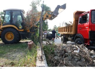 Αυθαίρετα: Άρχισε η κατεδάφιση των πρώτων 22 στην Αθηνών – Σουνίου