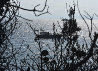 “Ήταν ένα κοριτσάκι νεκρό στα βράχια, ένα παιδάκι μόνο του” – Ρίγη προκαλεί η μαρτυρία του αστυνομικού της ομάδας ΔΙΑΣ
