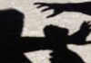 Χαροπαλεύει μετά τον άγριο βιασμό σε παιδική χαρά