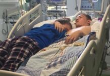 15χρονη αποχαιρετά με μια αγκαλιά το αγόρι της μέχρι να αφήσει την τελευταία του πνοή