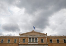 Financial Times: Στα τάρταρα το εισόδημα των Ελλήνων στα 8 χρόνια της κρίσης – Κομματικό το κράτος
