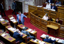 Νέος χαμός στη Βουλή με τη Χρυσή Αυγή. Απίστευτες προκλήσεις Παππά για Μακρόνησο και… κοινωνική εργασία – video