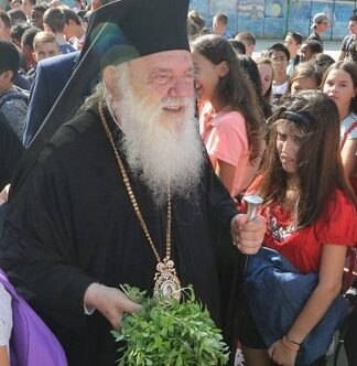 Ο αρχιεπίσκοπος εμφανίστηκε χωρίς σταυρό σε αγιασμό σχολείου για να μην ενοχληθούν οι πρόσφυγες